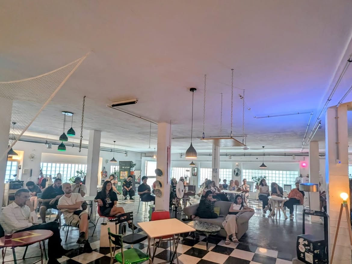 Audience seated at L'Ecurie in Tunis during the Shluq talk